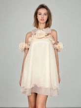 Robe courte à bretelles sans manches avec col suspendu et fleurs